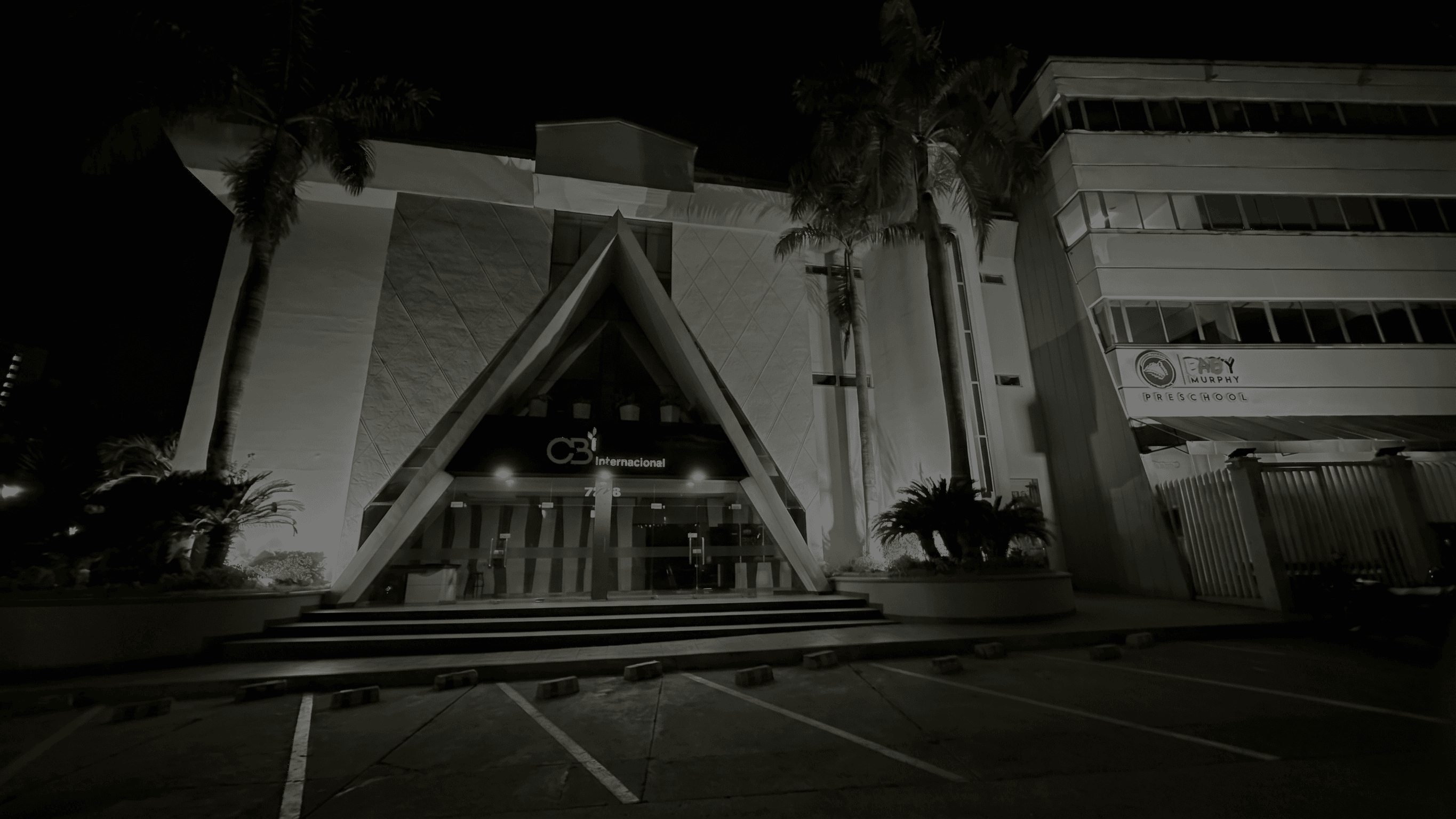 Fachada de la sede Villa Country de noche