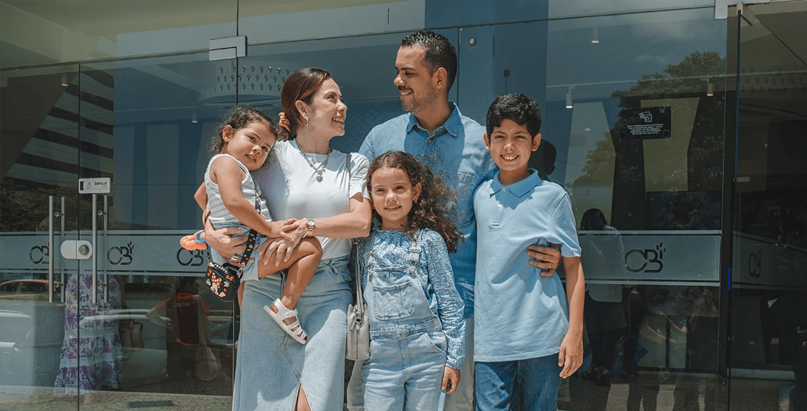 Una familia de cinco frente a la entrada de la iglesia
