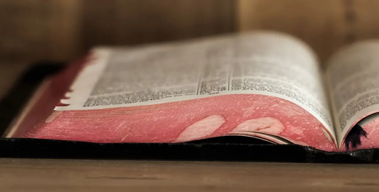 Una Biblia abierta sobre una mesa de madera