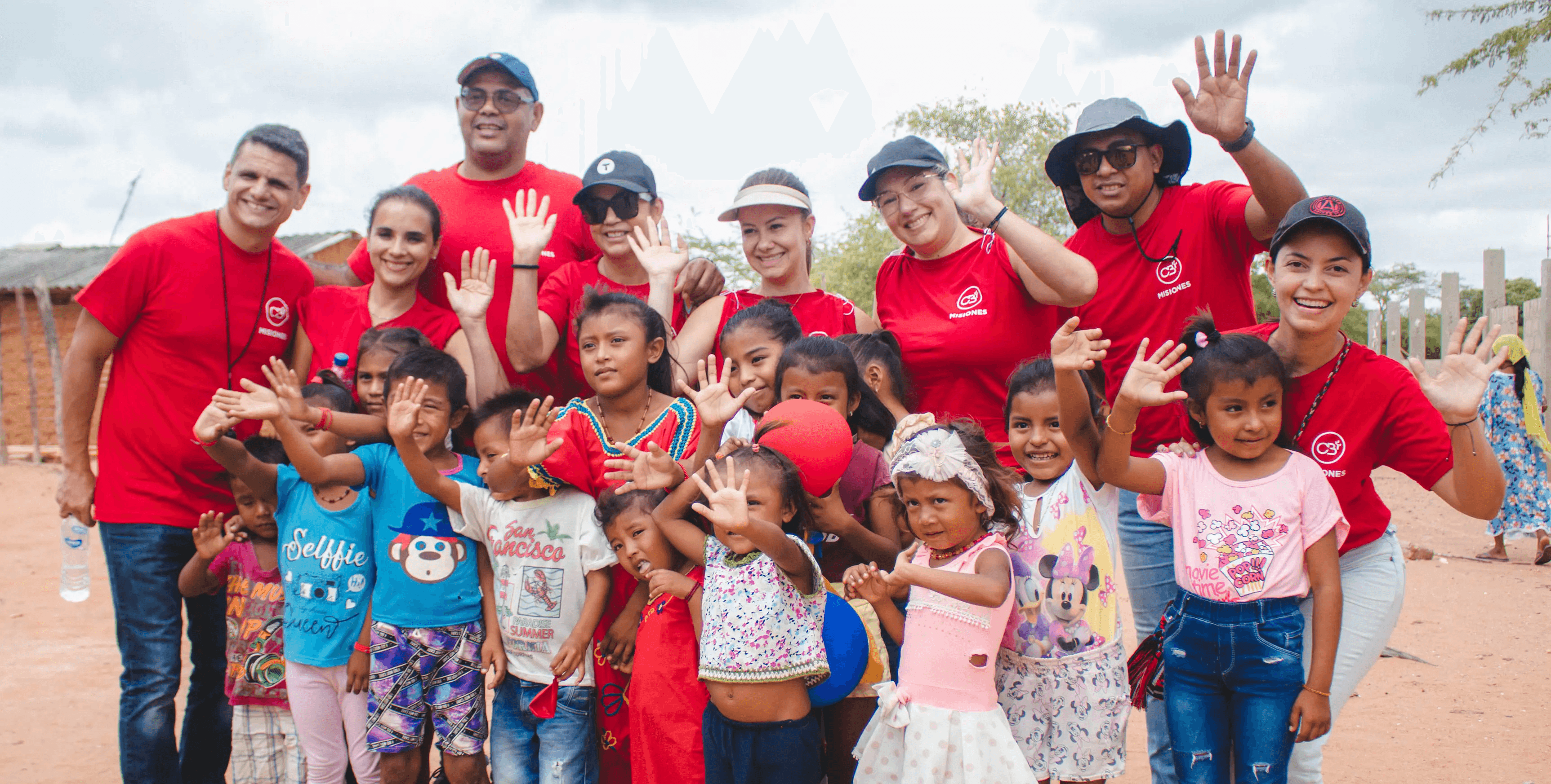 El equipo de misiones junto a los niños de la comunidad