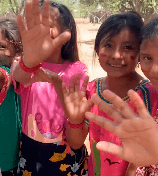 Niña wayú saludando durante la misión en La Guajira