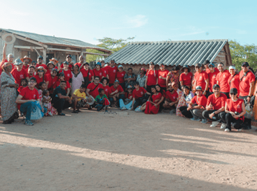 Grupo de voluntarios reunido en la comunidad