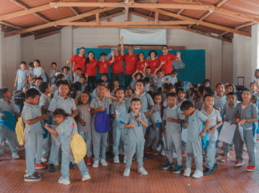 Niños de la comunidad durante la jornada