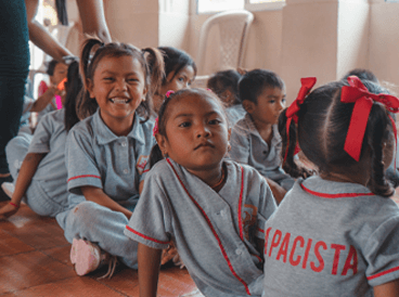 Niñas wayú sonriendo durante la visita