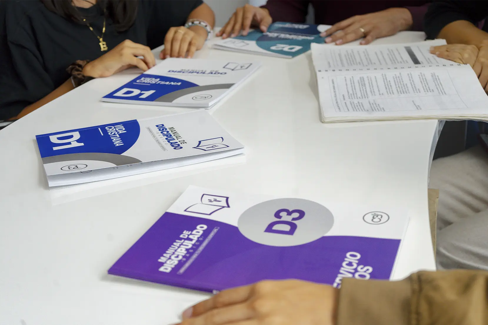 Una alumna levanta la mano mientras la maestra explica la clase