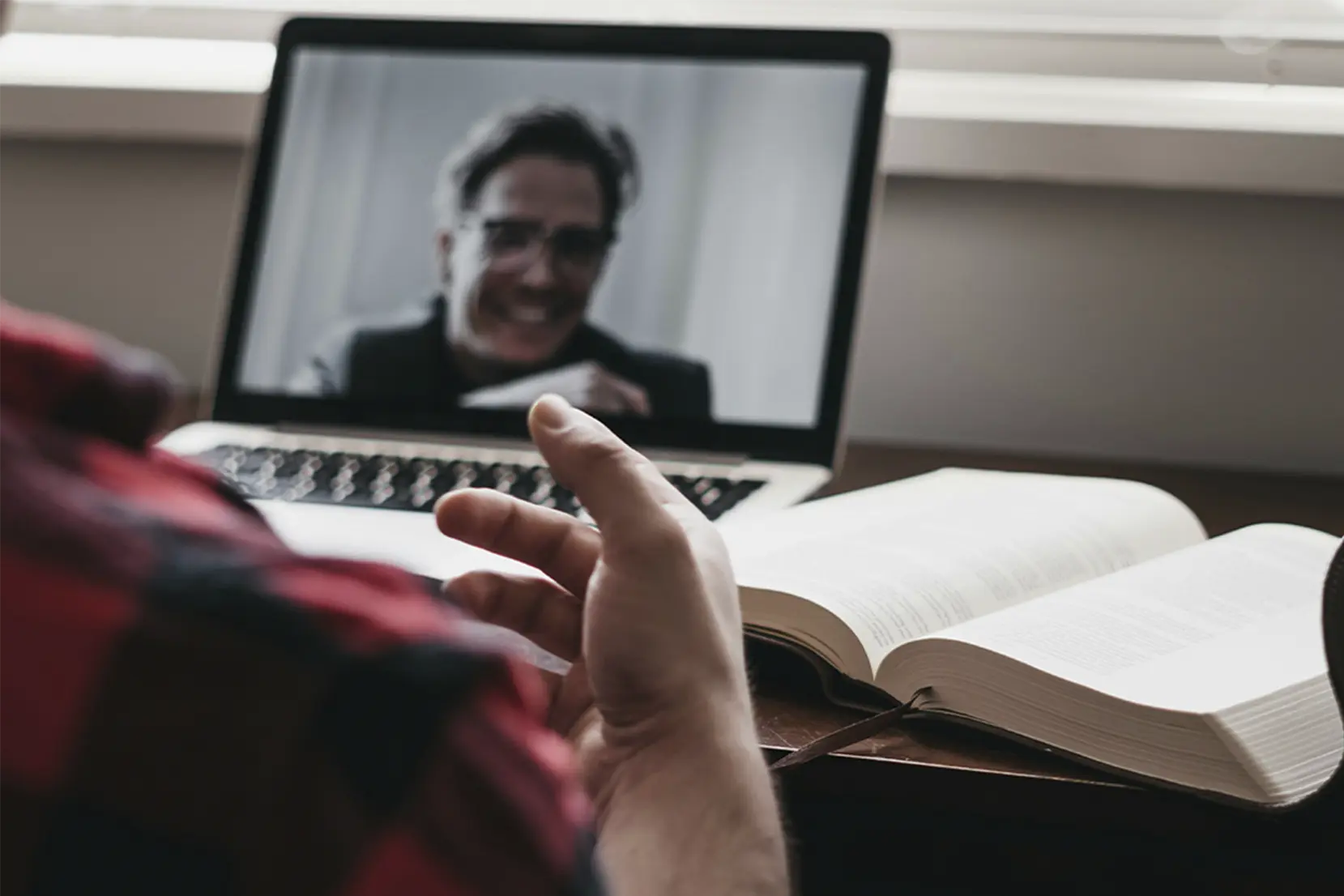 Una clase por videollamada abierta en un portátil
