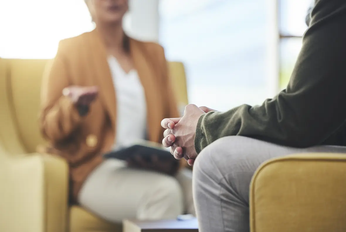 Tres mujeres conversando durante una consejería