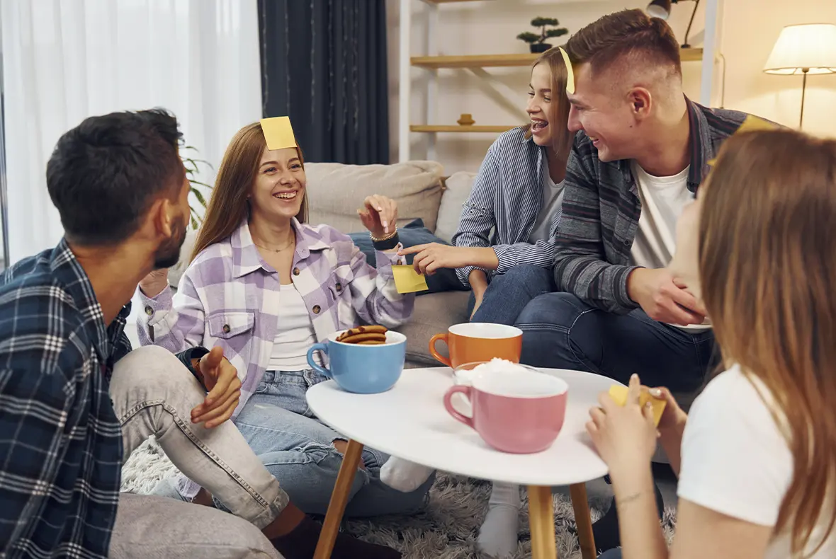 Amigos compartiendo alrededor de una mesa